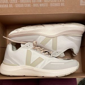 NEVER WORN VEJA RUNNING SHOES